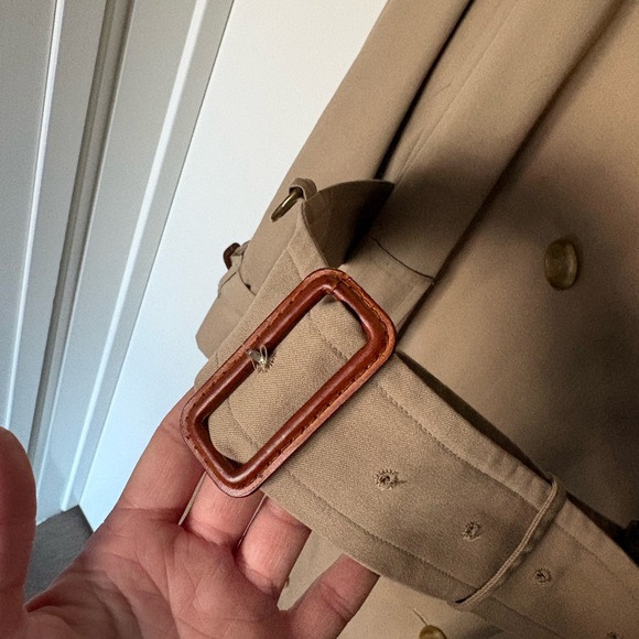 Burberry Classic Tan Double-Breasted Trench Coat - Picture 4 of 5